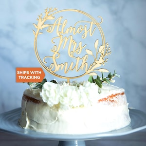 Fast Mrs Custom Name Hochzeitstorte Topper | Personalisierte Zukunft Frau Verlobung Holz Acryl Kuchen Topper, Brautdusche Topper, Hochzeitsdeko