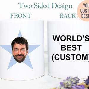 Peut inclure: Deux tasses en céramique blanche avec un design recto-verso. La tasse avant affiche une étoile bleu clair avec le visage d'une personne au centre. La tasse arrière présente le texte noir WORLD'S BEST (CUSTOM) et une étiquette YOUR CUSTOM DESIGN.