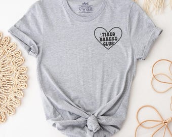 Maglietta Tired Bakers Club / Maglietta divertente per amanti della pasticceria, regalo per panettiere, maglietta per panettiere, regalo per panettiere, maglietta per mamme pasticcere, regalo per pasticcere, maglietta per panettiere