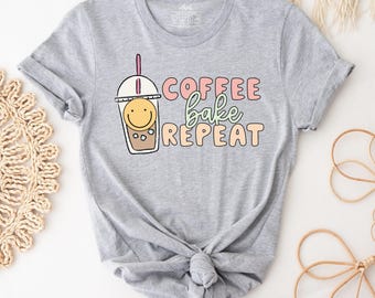 Camiseta "Coffee Bake Repeat" | Camiseta para confeiteiros, Presente para confeiteiros, Camiseta divertida para confeiteiros, Camiseta para amantes de biscoitos, Camiseta para mães confeiteiras