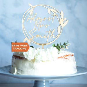 Fast Mrs Custom Name Hochzeitstorte Topper | Personalisierte Zukunft Frau Verlobung Holz Acryl Kuchen Topper, Brautdusche Topper, Hochzeitsdeko