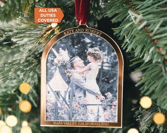 2026年結婚初クリスマスオーナメント、新婚夫婦クリスマスオーナメント、ミスター＆ミセスギフト、結婚式の写真記念品、パーソナライズされた結婚オーナメント