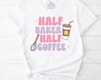 Camiseta "Meio Padeiro, Meio Café" | Camiseta divertida para confeiteiros, presente para padeiros, camiseta para amantes de biscoitos, camiseta para mães confeiteiras, camiseta para quem ama confeitaria