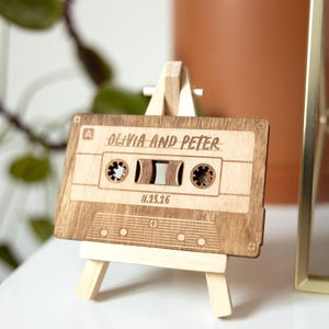 Gepersonaliseerde houten cassette met muziekplaquette | Aangepaste houten mixtape, cadeau voor stellen, verlovingscadeau, jubileumcadeau, plaquette afspeellijst