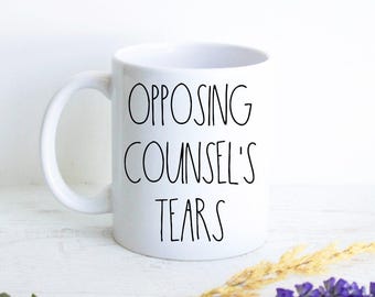 Mok met de tekst "Tegenstanderstranen" | Cadeau voor advocaat, gepersonaliseerd cadeau voor beginnende advocaat, grappige mok voor advocaat, mok op maat voor advocaat, cadeau voor afgestudeerde advocaat