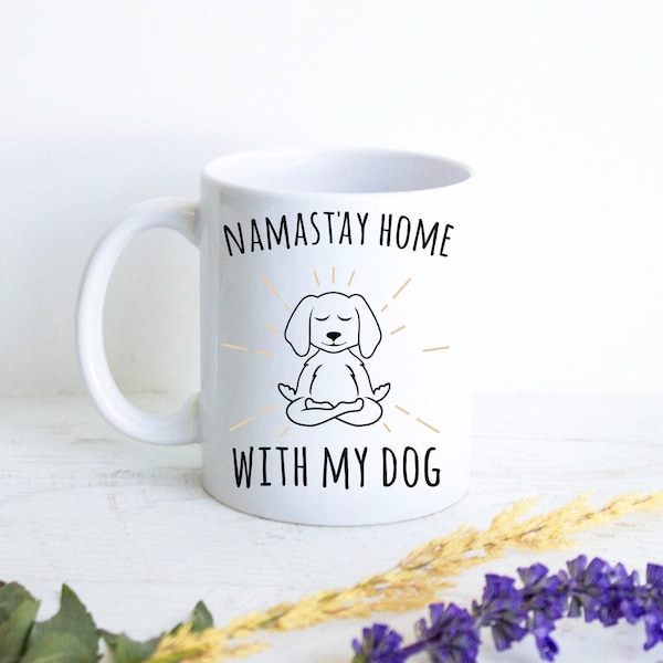 Namastay Zuhause mit meinem Hund Becher, Hundeliebhaber Tasse, individuelles Hundegeschenk, Haustierbesitzer Geschenk Meditation Yoga Geschenk Yogalehrer Fell Mama Geschenk, Namast'ay