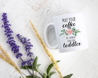 Que seu café seja mais forte que o do seu filho pequeno - Caneca engraçada, presente para ela, caneca com frase, presente para mães, caneca de café personalizada, presente para novas mães