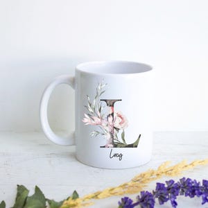 Tazza con iniziale personalizzata, tazza da caffè con nome personalizzato, regalo per damigella d'onore, tazza con iniziale, regalo per amica, compleanno di un'amica, regalo per lei