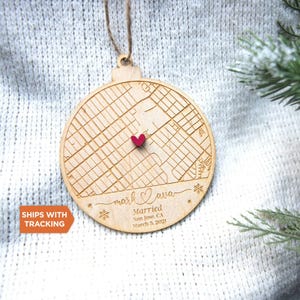 Décoration de Noël pour le premier Noël MARIÉ | Souvenir de carte des mariés, ornement pour couples de jeunes mariés, ornement de mariage personnalisé, cadeau carte de mariage personnalisé
