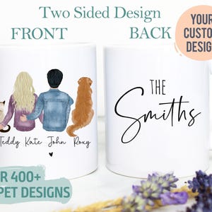 Peut inclure: Deux tasses en céramique blanche avec un design recto-verso. Le devant présente une illustration personnalisée d'une personne aux cheveux blonds, d'une personne aux cheveux bruns, d'un chat et d'un chien, avec les noms Teddy, Kate, John et Roxy. Le dos porte le texte The Smiths.