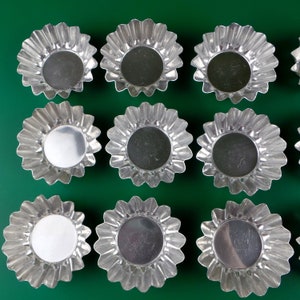 Conjunto de veinte sartenes para hornear brioche de metal vintage Moldes para pasteles para hornear de aluminio vintage Utensilio de cocina retro Hecho en Suecia imagen 3