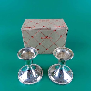 Par de candelabros plateados Yves Rocher * Caja de cartón original * Candelabros sin usar