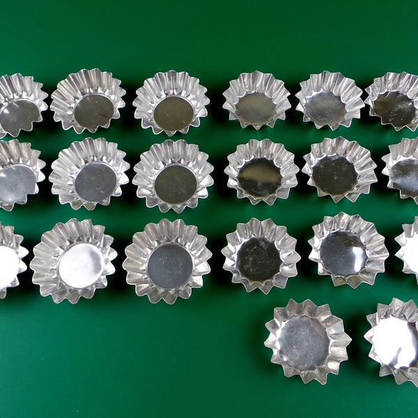 Lot de vingt moules à brioche en métal vintage * moules à gâteau en aluminium vintage * ustensiles de cuisine rétro * fabriqué en Suède