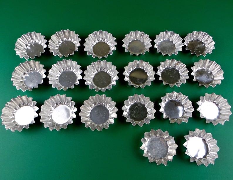 Set von Zwanzig Vintage Metall Brioche Backformen Vintage Aluminium Back Kuchen Formen Retro Küchenutensil Made in Sweden Bild 1