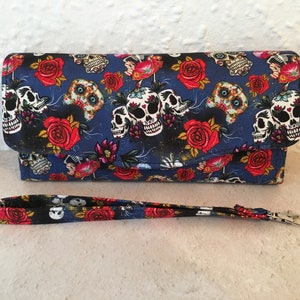 Billetera clutch necesaria, impresión de calaveras y rosas, billetera NCW, billetera azul grande para mujeres