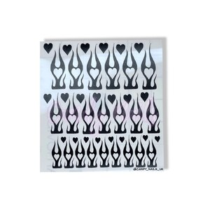 Puede incluir: Calcoman&iacute;as para u&ntilde;as en blanco y negro con un dise&ntilde;o de llama y un coraz&oacute;n en el centro de cada llama. Las calcoman&iacute;as est&aacute;n dispuestas en filas sobre una hoja transparente. El texto "@CANDY_NAILS_UK" est&aacute; en la esquina inferior derecha.