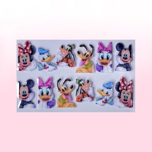 Può includere: Un foglio di adesivi con vari personaggi Disney, tra cui Topolino, Minnie, Paperino, Paperina, Pippo e Pluto. Gli adesivi hanno una finitura lucida e colori vivaci.