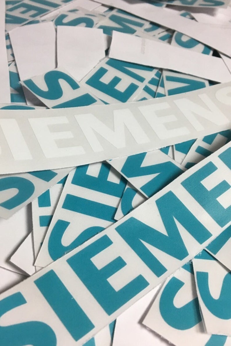 Może przedstawiać: Kolekcja białych naklejek z napisem "SIEMENS" w turkusowym kolorze. Naklejki są rozrzucone na białej powierzchni, niekt&oacute;re zachodzą na siebie.