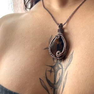 Colar com pingente de ágata enrolado em fio de cobre feito à mão