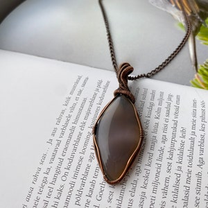 Colar de ágata cinza feito à mão: pingente com fio de cobre oxidado