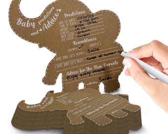 Puede incluir: Tarjetas de consejos para baby shower con forma de elefante marrón. Las tarjetas tienen un borde cosido e incluyen espacios para predicciones, fecha de nacimiento, peso, longitud y consejos. Una mano escribe en una tarjeta.