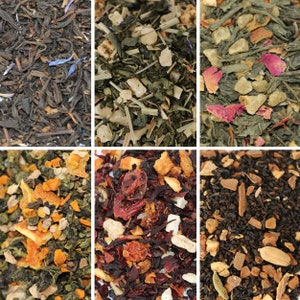 Könnte beinhalten: Sortiment aus sechs verschiedenen losen Teesorten, darunter schwarzer Tee, grüner Tee und Kräutertee-Mischungen. Die Tees werden in einzelnen Fächern präsentiert und zeigen ihre einzigartigen Farben und Texturen.