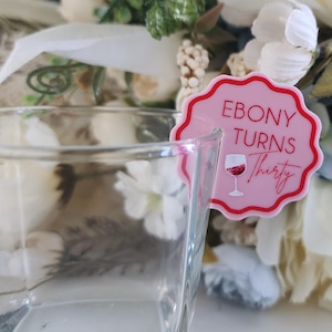 pour boisson acrylique sans tige | Trente anniversaire | Verre à vin | Accessoires pour boissons | Décoration d'anniversaire | Étiquettes personnalisées | 30e fête