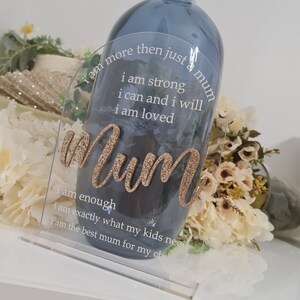 Cartello ispiratore per la festa della mamma / Cartello da scrivania personalizzato / Segnaletica doppia in acrilico / Cartello per affermazioni quotidiane positive / Cartello inciso con base