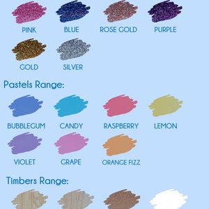 Puede incluir: Una carta de colores de Evermore Gifts que muestra gamas de purpurina, pasteles y maderas. La gama de purpurina incluye rosa, azul, oro rosa, morado, oro y plata. La gama de pasteles incluye chicle, caramelo, frambuesa, lim&oacute;n, violeta, uva y naranja fizz. Las maderas incluyen bamb&uacute;, contrachapado, MDF y MDF blanco.