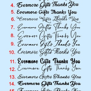 Puede incluir: Un fondo azul claro muestra 16 variaciones del texto "Evermore Gifts Thanks You" en diferentes fuentes. El texto en la parte inferior dice "*ALGUNAS FUENTES PUEDEN TENER QUE SER ENGROSADAS EN EL PROCESO DE DISE&Ntilde;O."