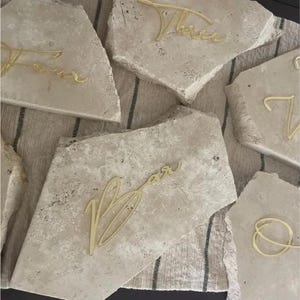 Texto para números de mesa en piedra travertino / Texto para números de mesa solamente / Números de mesa en piedra para bodas / Decoración para bodas / Buenos deseos / Personalizado