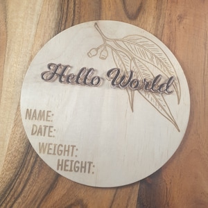Bonjour le monde | Faire-part de naissance | Double couche | Bois Gravé | Disque de carte de nom de plaque | Cadeaux de douche de bébé | Jalons | Nouveau signe né
