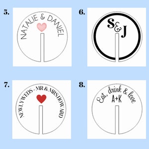 Puede incluir: Cuatro adornos blancos para bebidas de boda con diferentes dise&ntilde;os. Uno tiene "NATALIE & DANIEL" con un coraz&oacute;n rosa. Otro tiene "S&J". Un tercero dice "NEWLYWEDS - MR & MRS HOWARD" con un coraz&oacute;n rojo. El &uacute;ltimo dice "Eat, drink & love A+K".