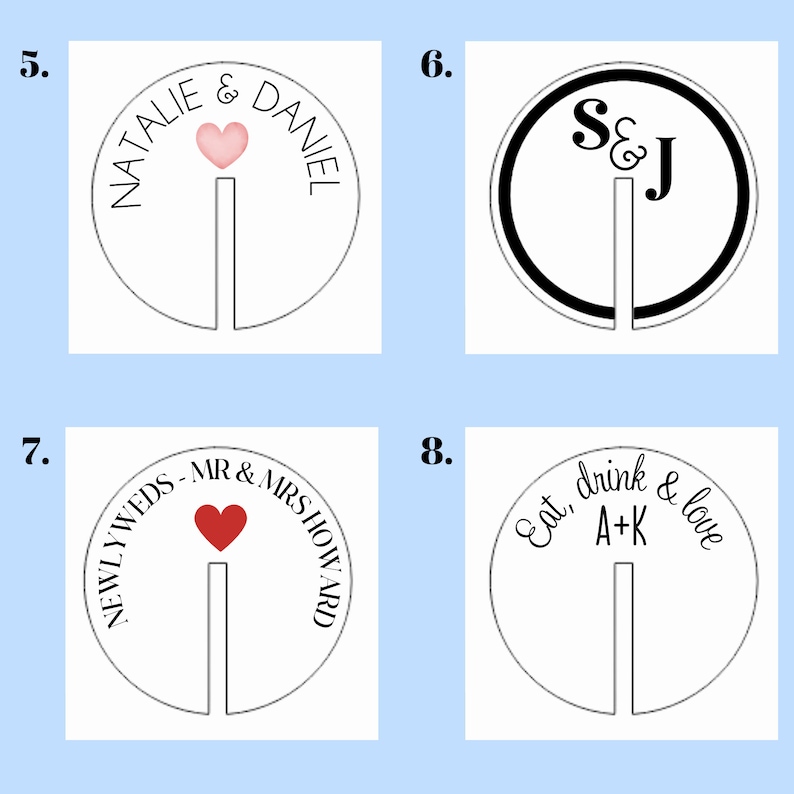 Puede incluir: Cuatro adornos blancos para bebidas de boda con diferentes dise&ntilde;os. Uno tiene "NATALIE & DANIEL" con un coraz&oacute;n rosa. Otro tiene "S&J". Un tercero dice "NEWLYWEDS - MR & MRS HOWARD" con un coraz&oacute;n rojo. El &uacute;ltimo dice "Eat, drink & love A+K".