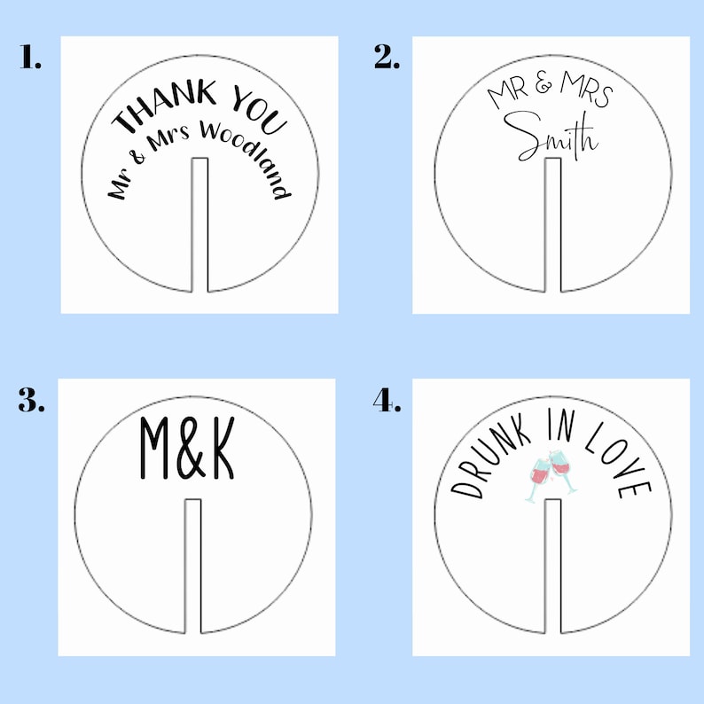 Puede incluir: Cuatro tarjetas de mesa circulares blancas con una ranura para un tallo. Las tarjetas presentan texto negro: "THANK YOU Mr & Mrs Woodland", "MR & MRS Smith", "M&K" y "DRUNK IN LOVE" con copas de vino.