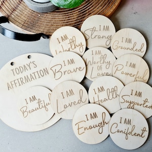 Tägliche Affirmationsscheiben aus Holz | Affirmationsmarker | Geschenk | Gravierte Affirmationskarten | Affirmation Signage | Tägliche Wechselkarten
