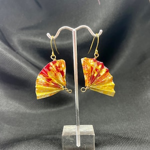扇子　赤と金の和柄 -Japanese Origami Fans Red & Gold Wagara Pattern Yuzen Washi Chiyogami Paper Origami Earrings on 14K Gold Plated Wire Resin