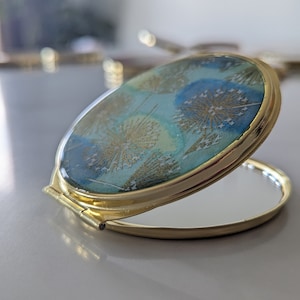 コンパクト鏡（青にタンポポ) Japanese Yuzen Dandelions on Blue Garden Chiyogami Epoxy Resin Cosmetic Mirror, Purse Makeup Mirror, Handmade Compact Mirror