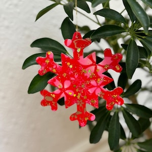 赤の桜柄 Red Sakura Snowflake Handmade Ornament -Japanese Chiyogami -holiday&home decoration -fine detail -resin -unique gift -one of a kind