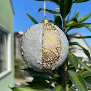 金と金和柄 Gold and Silver Wagara Round Handmade Ornament -Japanese Chiyogami 3.5&quot; -holiday&home decoration -fine detail resin -unique gift