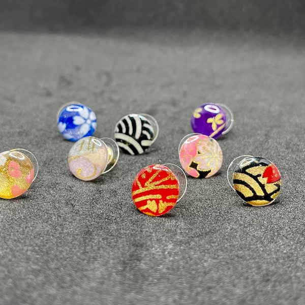 丸 (小) Maru (Small) - Handmade Yuzen Washi Chiyogami Paper Resin Stud Earrings Gold Plated Stainless Steel