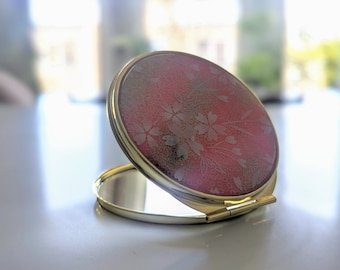 コンパクト鏡（コーラルピンク桜柄) Japanese Yuzen Coral Pink Sakura Chiyogami Epoxy Resin Cosmetic Mirror, Purse Makeup Mirror, Handmade Compact Mirror