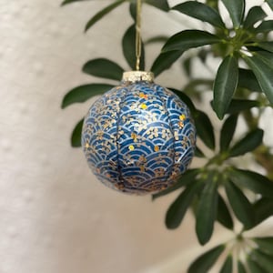 青と金の青海波 Blue Gold Seigaiha Round Handmade Ornament -Japanese Chiyogami 3.5&quot; -holiday&home decoration -fine detail resin -unique gift