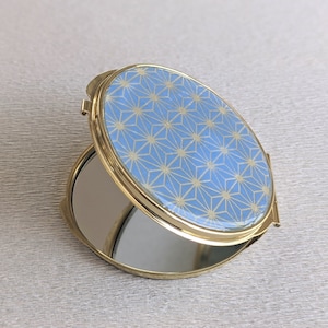 コンパクト鏡（パステルブルー麻の葉) Japanese Yuzen Pastel Blue Asanoha Chiyogami Epoxy Resin Cosmetic Mirror, Purse Makeup Mirror, Handmade Compact Mirror