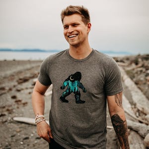 Northern Lights Nature Sasquatch Mens Tee in Deep Heather