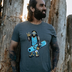Freches The Snowboarder Tee in Heather Military Green