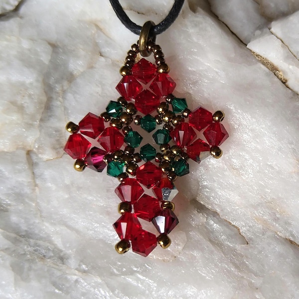 pendentif croix baroque fait main par moi même avec perles swarovski rouge et verte hauteur 35mm sur 25mm