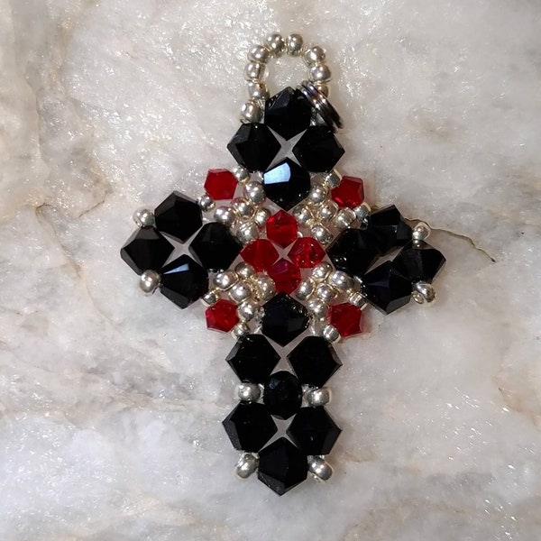 pendentif croix  avec perles cristal cristal swarovski noire et rouge fait main hauteur 35mm sur 25mm