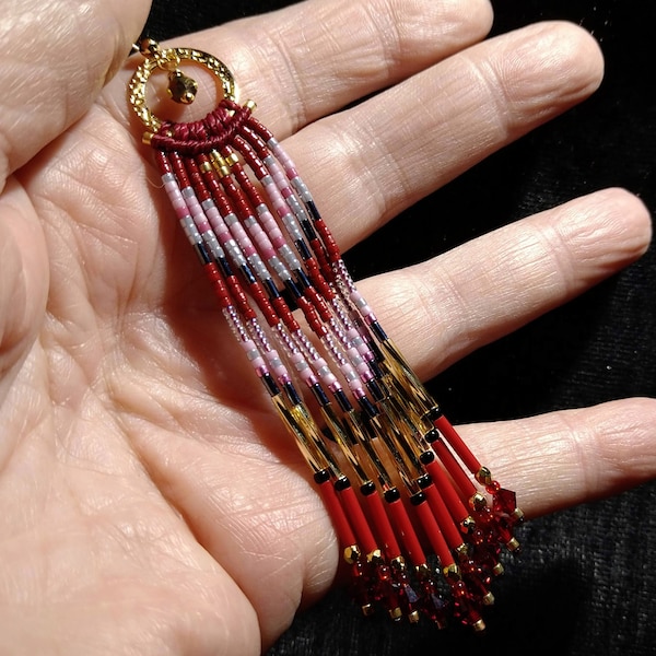 Longues boucles d'oreilles  à franges  perlée sur micromacramé style bohème tonalité rouge foncé et rose, perles crisral swarovski