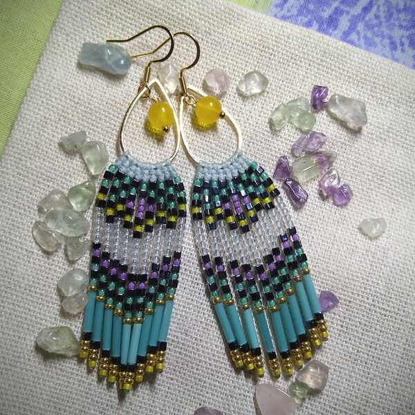 Petites boucles d'oreilles  à franges perlée sur micromacramé style bohème bleue ciel et mauve et jaune